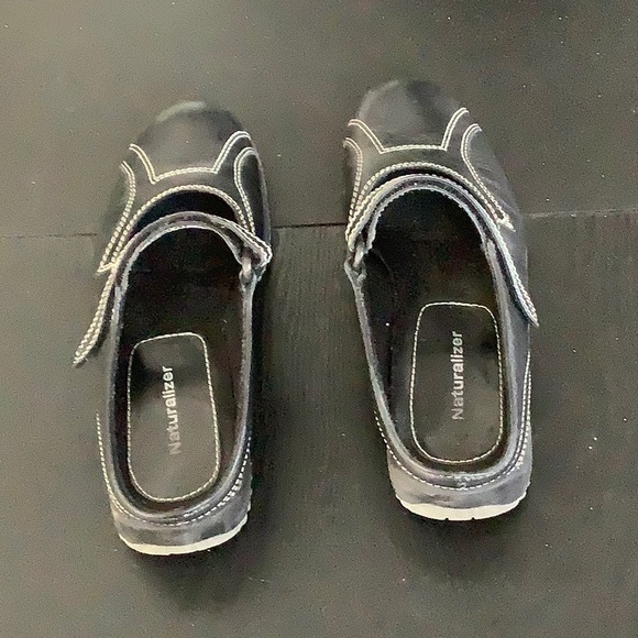 Naturalizer black leather Velcro strap shoe size 7 - Picture 4 of 5